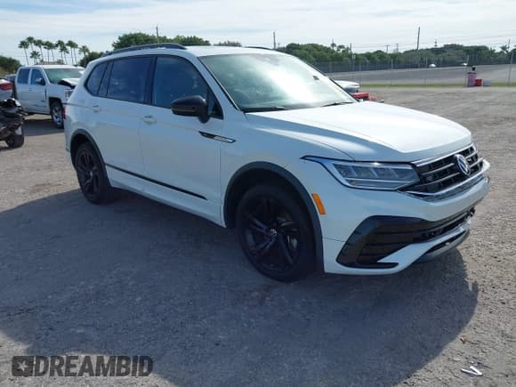 ✅ 2023 Volkswagen Tiguan SE R-Line Black • VIN: 3VVCB7AX0PM090710 • Lot: 41256904. Wystawiony na IAAI z przebiegiem 12 819 mil. Bezpłatny archiwum sprzedaży aukcyjnych z USA i szczegółowy raport historii pojazdu na DreamBid. Zdjęcie 1.