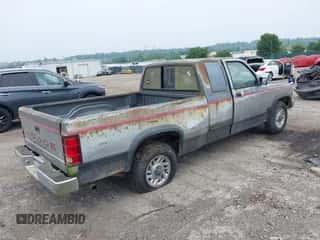 1992 Dodge Dakota z VIN 1B7FL23X1NS640431, wystawiony jako IAAI lot #42467935 z przebiegiem 125 657 mil mil oraz . Historia ofert i sprzedaży dostępna na DreamBid. Obrazek 4.