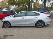 ✅ 2020 Kia Forte LXS • VIN: 3KPF24AD4LE191270 • Lot: 43563193. Wystawiony na IAAI z przebiegiem 78 073 mil. Bezpłatny archiwum sprzedaży aukcyjnych z USA i szczegółowy raport historii pojazdu na DreamBid. Zdjęcie 15.