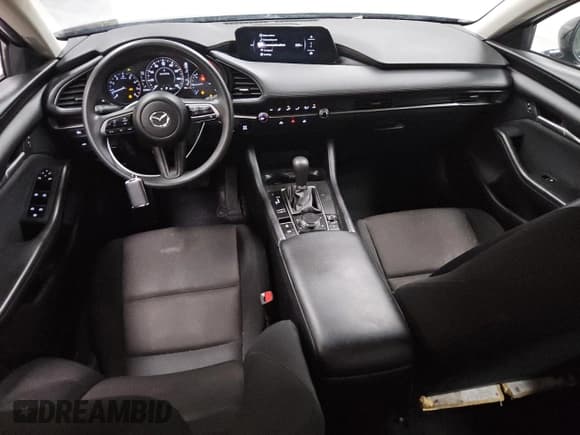 ✅ 2024 Mazda 3 S • VIN: 3MZBPAAM8RM430183 • Lot: 68554655. Wystawiony na Copart z przebiegiem 22 646 mil. Bezpłatny archiwum sprzedaży aukcyjnych z USA i szczegółowy raport historii pojazdu na DreamBid. Zdjęcie 8.