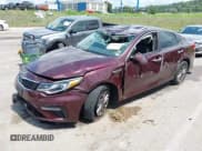 ✅ 2019 Kia Optima S • VIN: 5XXGT4L3XKG359697 • Lot: 42895136. Wystawiony na IAAI z przebiegiem 105 207 mil. Bezpłatny archiwum sprzedaży aukcyjnych z USA i szczegółowy raport historii pojazdu na DreamBid. Zdjęcie 2.