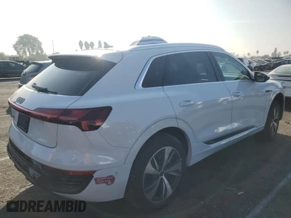 ✅ 2024 Audi Q8 e-tron Premium Plus • VIN: WA15AAGE3RB008907 • Lot: 83701054. Wystawiony na Copart z przebiegiem 8 760 mil. Bezpłatny archiwum sprzedaży aukcyjnych z USA i szczegółowy raport historii pojazdu na DreamBid. Zdjęcie 3.