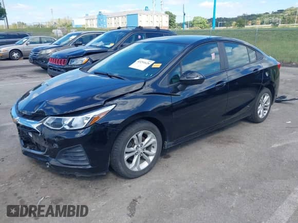 ✅ 2019 Chevrolet Cruze LS • VIN: 1G1BC5SMXK7130108 • Lot: 43291626. Wystawiony na IAAI z przebiegiem 97 511 mil. Bezpłatny archiwum sprzedaży aukcyjnych z USA i szczegółowy raport historii pojazdu na DreamBid. Zdjęcie 17.
