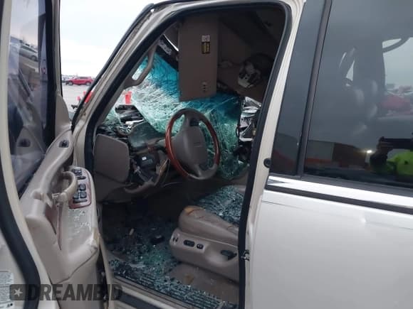 ✅ 2000 Lincoln Navigator • VIN: 5LMEU27A4YLJ29673 • Lot: 41516144. Listed on IAAI with Not provided. Free auction sales archive from the USA and detailed vehicle history report at DreamBid. Image 5.