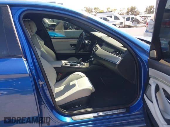 ✅ 2013 BMW M5 • VIN: WBSFV9C50DC772955 • Лот: 43172120. Опубликован ранее на IAAI с пробегом 65 093 миль. Бесплатный доступ к архиву аукционных продаж из США и подробный отчёт об истории автомобиля на DreamBid. Изображение 5.