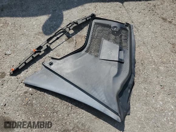 ✅ 2018 Mercedes-Benz C 300 • VIN: 55SWF4JB0JU250579 • Lot: 63019905. Wystawiony na Copart z przebiegiem 74 809 mil. Bezpłatny archiwum sprzedaży aukcyjnych z USA i szczegółowy raport historii pojazdu na DreamBid. Zdjęcie 12.