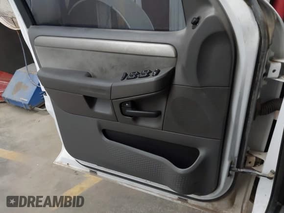 ✅ 2004 Ford Explorer XLT • VIN: 1FMZU73K24ZB08084 • Lot: 43824553. Wystawiony na IAAI z przebiegiem Nie podano. Bezpłatny archiwum sprzedaży aukcyjnych z USA i szczegółowy raport historii pojazdu na DreamBid. Zdjęcie 12.