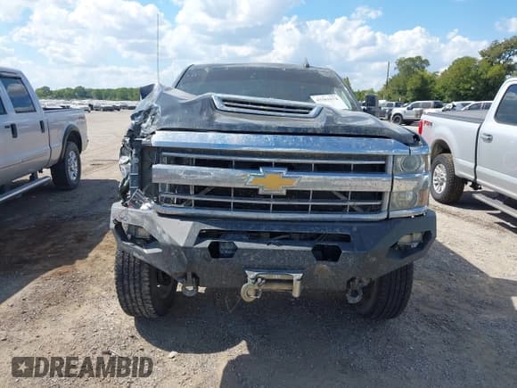 ✅ 2018 Chevrolet Silverado 2500HD High Country • VIN: 1GC1KXEY7JF109379 • Lot: 43361674. Listed on IAAI with 155,011 mi. Free auction sales archive from the USA and detailed vehicle history report at DreamBid. Image 5.