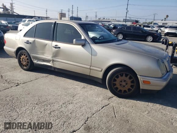 ✅ 1999 Mercedes-Benz E 320 • VIN: WDBJF65H9XA874886 • Lot: 82583865. Listed on Copart with 158,804 mi. Free auction sales archive from the USA and detailed vehicle history report at DreamBid. Image 4.