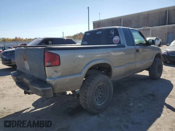 2002 Chevrolet S-10 LS with VIN 1GCDT19W228136236, listed as a Copart auction lot 76942574 with 242,096 mi miles and Salvage title. Bid and sale history available at DreamBid. Image 3.