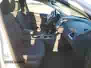 2017 Chevrolet Cruze LS z VIN 1G1BC5SM6H7269208, wystawiony jako Copart lot #66910232 z przebiegiem 59 910 mil mil oraz . Historia ofert i sprzedaży dostępna na DreamBid. Obrazek 5.