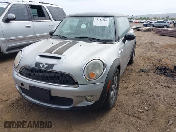 ✅ 2009 MINI Hardtop S • VIN: WMWMF73529TW81495 • Лот: 43124703. Опубликован ранее на IAAI с пробегом 97 585 миль. Бесплатный доступ к архиву аукционных продаж из США и подробный отчёт об истории автомобиля на DreamBid. Изображение 2.