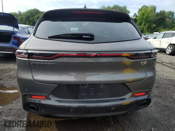 2024 Dodge Hornet R/T z VIN ZACPDFCW4R3A27321, wystawiony jako Copart lot #68890205 z przebiegiem 33 350 mil mil oraz Czysty tytuł • Clean title. Historia ofert i sprzedaży dostępna na DreamBid. Obrazek 6.