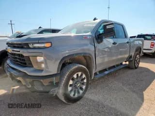 ✅ 2025 Chevrolet Silverado 2500HD Custom • VIN: 1GC4KMEY6SF208109 • Лот: 84414735. Опубликован ранее на Copart с пробегом 16 670 миль. Бесплатный доступ к архиву аукционных продаж из США и подробный отчёт об истории автомобиля на DreamBid. Изображение 1.