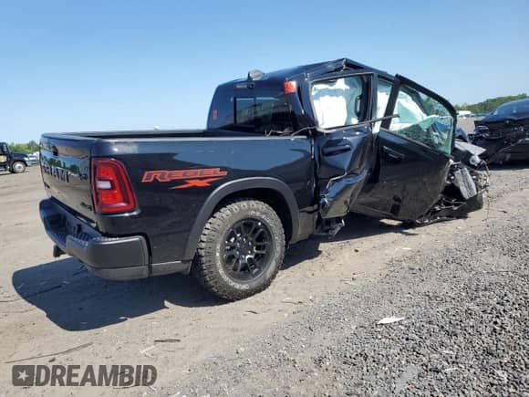 2025 Ram 1500 Rebel z VIN 1C6SRFLP9SN700848, wystawiony jako Copart lot #61832115 z przebiegiem Nie podano mil oraz Szkoda całkowita • Salvage title. Historia ofert i sprzedaży dostępna na DreamBid. Obrazek 3.