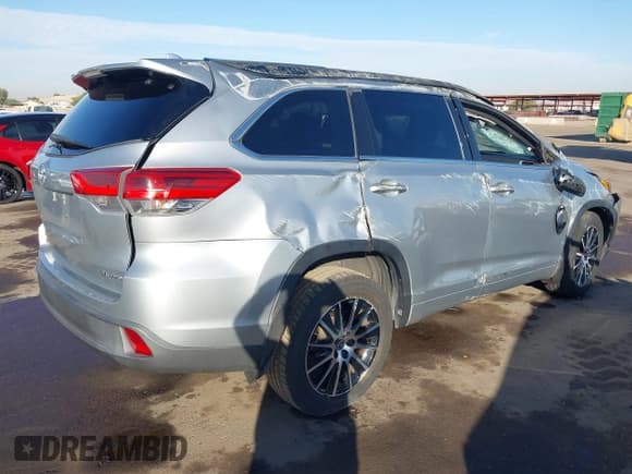✅ 2017 Toyota Highlander XLE • VIN: 5TDJZRFH9HS425818 • Lot: 43692560. Wystawiony na IAAI z przebiegiem 92 357 mil. Bezpłatny archiwum sprzedaży aukcyjnych z USA i szczegółowy raport historii pojazdu na DreamBid. Zdjęcie 4.