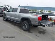 ✅ 2017 Toyota Tacoma SR5 • VIN: 3TMDZ5BN4HM029118 • Lot: 42830453. Wystawiony na IAAI z przebiegiem 171 231 mil. Bezpłatny archiwum sprzedaży aukcyjnych z USA i szczegółowy raport historii pojazdu na DreamBid. Zdjęcie 3.