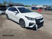 ✅ 2020 Kia Forte LXS • VIN: 3KPF24AD6LE256720 • Lot: 42157228. Wystawiony na IAAI z przebiegiem 135 407 mil. Bezpłatny archiwum sprzedaży aukcyjnych z USA i szczegółowy raport historii pojazdu na DreamBid. Zdjęcie 1.