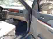 2008 Chevrolet Suburban LTZ z VIN 1GNFK16308R147381, wystawiony jako IAAI lot #43213914 z przebiegiem 255 185 mil mil oraz . Historia ofert i sprzedaży dostępna na DreamBid. Obrazek 5.