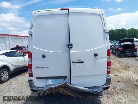 ✅ 2010 Mercedes-Benz Sprinter Cargo • VIN: WD3PE7CC9A5462487 • Lot: 42757241. Wystawiony na IAAI z przebiegiem Nie podano. Bezpłatny archiwum sprzedaży aukcyjnych z USA i szczegółowy raport historii pojazdu na DreamBid. Zdjęcie 17.