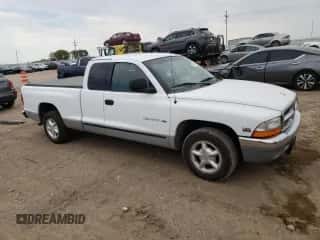 2000 Dodge Dakota z VIN 1B7GL22X4YS517720, wystawiony jako Copart lot #66695224 z przebiegiem 124 207 mil mil oraz Szkoda całkowita • Salvage title. Historia ofert i sprzedaży dostępna na DreamBid. Obrazek 4.