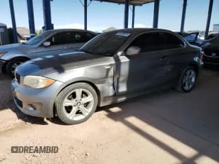 ✅ 2013 BMW 1 Series 128i • VIN: WBAUP9C54DVS94436 • Lot: 66939975. Wystawiony na Copart z przebiegiem 54 330 mil. Bezpłatny archiwum sprzedaży aukcyjnych z USA i szczegółowy raport historii pojazdu na DreamBid. Zdjęcie 1.