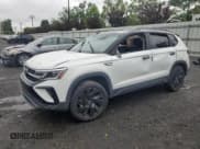 ✅ 2024 Volkswagen Taos SE Black • VIN: 3VVLX7B28RM128157 • Lot: 60040955. Wystawiony na Copart z przebiegiem Nie podano. Bezpłatny archiwum sprzedaży aukcyjnych z USA i szczegółowy raport historii pojazdu na DreamBid. Zdjęcie 1.