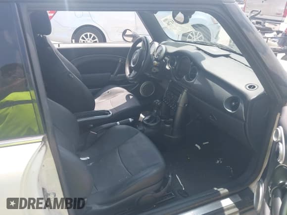 ✅ 2005 MINI Hardtop S • VIN: WMWRE33515TG97721 • Lot: 42813176. Wystawiony na IAAI z przebiegiem 84 371 mil. Bezpłatny archiwum sprzedaży aukcyjnych z USA i szczegółowy raport historii pojazdu na DreamBid. Zdjęcie 5.