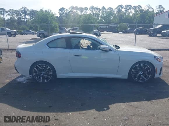 ✅ 2022 BMW 2 Series 230i • VIN: 3MW23CM0XN8C48827 • Lot: 42094046. Wystawiony na IAAI z przebiegiem 41 658 mil. Bezpłatny archiwum sprzedaży aukcyjnych z USA i szczegółowy raport historii pojazdu na DreamBid. Zdjęcie 12.