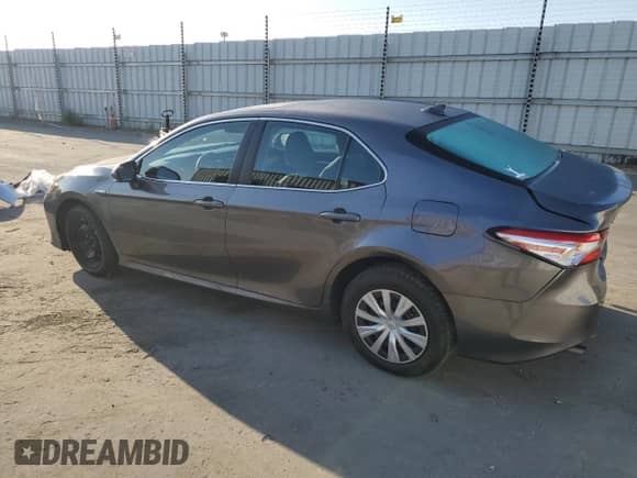 2020 Toyota Camry Hybrid LE z VIN 4T1E31AK7LU545446, wystawiony jako Copart lot #81840105 z przebiegiem 62 162 mil mil oraz Szkoda całkowita • Salvage title. Historia ofert i sprzedaży dostępna na DreamBid. Obrazek 2.