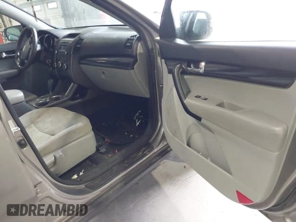 ✅ 2013 Kia Sorento LX • VIN: 5XYKTDA22DG368428 • Lot: 42957898. Wystawiony na IAAI z przebiegiem 183 540 mil. Bezpłatny archiwum sprzedaży aukcyjnych z USA i szczegółowy raport historii pojazdu na DreamBid. Zdjęcie 5.