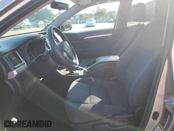 ✅ 2015 Toyota Highlander LE Plus • VIN: 5TDZKRFH4FS072361 • Лот: 82431065. Опубликован ранее на Copart с пробегом 177 222 миль. Бесплатный доступ к архиву аукционных продаж из США и подробный отчёт об истории автомобиля на DreamBid. Изображение 7.