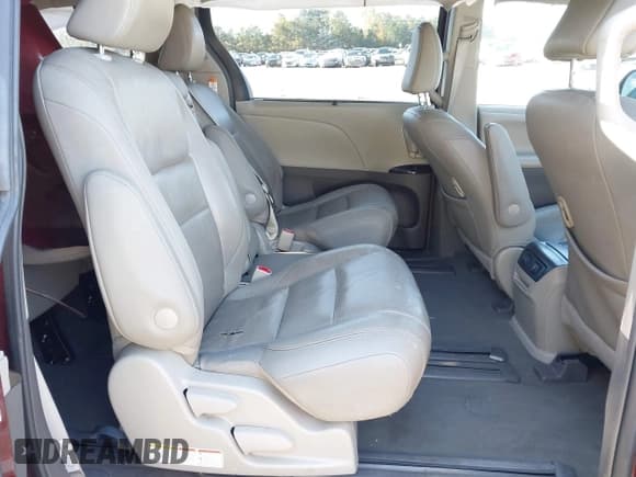 ✅ 2019 Toyota Sienna Limited • VIN: 5TDYZ3DC3KS999695 • Lot: 43572648. Wystawiony na IAAI z przebiegiem 247 498 mil. Bezpłatny archiwum sprzedaży aukcyjnych z USA i szczegółowy raport historii pojazdu na DreamBid. Zdjęcie 8.