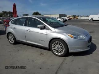✅ 2013 Ford Focus Electric • VIN: 1FADP3R45DL353574 • Lot: 68591674. Wystawiony na Copart z przebiegiem 83 353 mil. Bezpłatny archiwum sprzedaży aukcyjnych z USA i szczegółowy raport historii pojazdu na DreamBid. Zdjęcie 4.