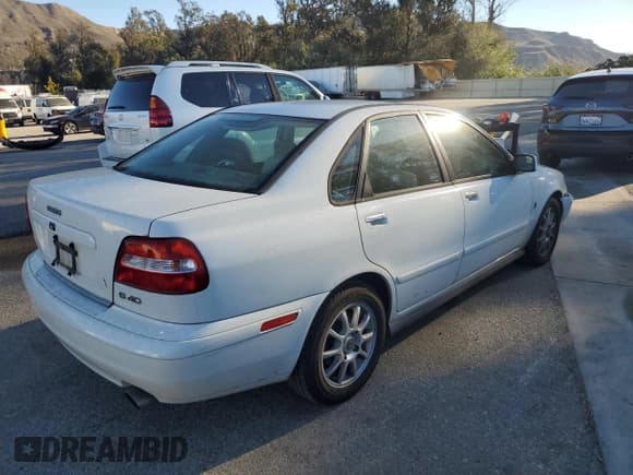 ✅ 2003 Volvo S40 • VIN: YV1VS27583F975077 • Lot: 90726395. Wystawiony na Copart z przebiegiem 131 575 mil. Bezpłatny archiwum sprzedaży aukcyjnych z USA i szczegółowy raport historii pojazdu na DreamBid. Zdjęcie 3.