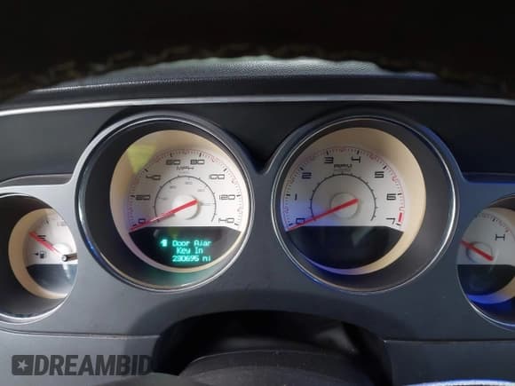 ✅ 2011 Dodge Challenger • VIN: 2B3CJ4DG4BH519321 • Lot: 41511986. Wystawiony na IAAI z przebiegiem 230 695 mil. Bezpłatny archiwum sprzedaży aukcyjnych z USA i szczegółowy raport historii pojazdu na DreamBid. Zdjęcie 7.