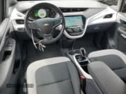 ✅ 2021 Chevrolet Bolt EV LT • VIN: 1G1FY6S00M4109083 • Lot: 57588345. Wystawiony na Copart z przebiegiem 21 679 mil. Bezpłatny archiwum sprzedaży aukcyjnych z USA i szczegółowy raport historii pojazdu na DreamBid. Zdjęcie 8.