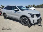 ✅ 2025 Kia Sorento S • VIN: 5XYRL4JC7SG310111 • Lot: 85742605. Listed on Copart with 13,806 mi. Free auction sales archive from the USA and detailed vehicle history report at DreamBid. Image 4.