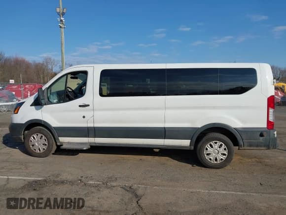 ✅ 2018 Ford Transit Passenger XL • VIN: 1FBZX2YM1JKA33699 • Lot: 41786863. Wystawiony na IAAI z przebiegiem 138 735 mil. Bezpłatny archiwum sprzedaży aukcyjnych z USA i szczegółowy raport historii pojazdu na DreamBid. Zdjęcie 14.