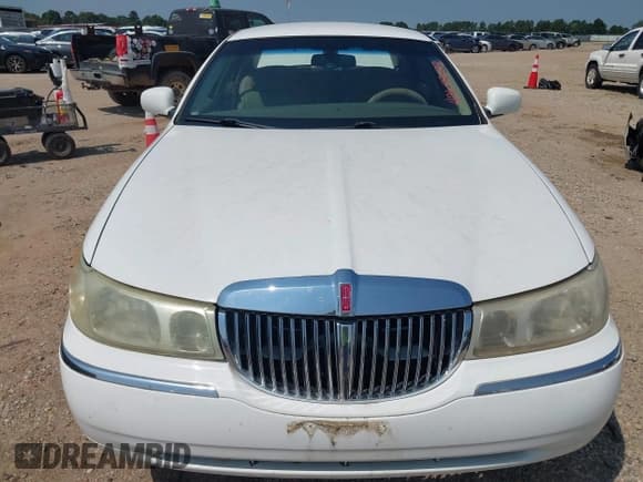 ✅ 1998 Lincoln Town Car Signature • VIN: 1LNFM82WXWY637398 • Lot: 42658093. Listed on IAAI with 91,600 mi. Free auction sales archive from the USA and detailed vehicle history report at DreamBid. Image 12.