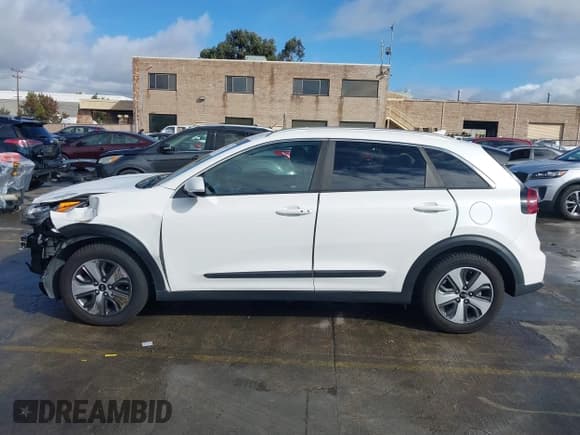 ✅ 2017 Kia Niro EX • VIN: KNDCC3LC8H5057038 • Lot: 43726573. Listed on IAAI with 97,673 mi. Free auction sales archive from the USA and detailed vehicle history report at DreamBid. Image 15.