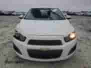 2015 Chevrolet Sonic LT z VIN 1G1JC5SHXF4103013, wystawiony jako Copart lot #71414114 z przebiegiem 169 575 mil mil oraz Szkoda całkowita • Salvage title. Historia ofert i sprzedaży dostępna na DreamBid. Obrazek 5.