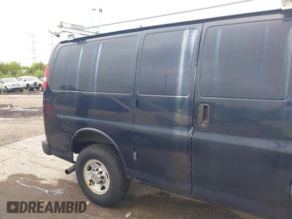✅ 2014 Chevrolet Express Cargo • VIN: 1GCWGFBA8E1136392 • Lot: 43026716. Wystawiony na IAAI z przebiegiem 233 303 mil. Bezpłatny archiwum sprzedaży aukcyjnych z USA i szczegółowy raport historii pojazdu na DreamBid. Zdjęcie 6.