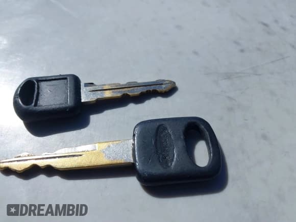 ✅ 1999 GMC Sierra 2500 • VIN: 1GTGC24RXXR704786 • Лот: 41469849. Опубликован ранее на IAAI с пробегом 236 569 миль. Бесплатный доступ к архиву аукционных продаж из США и подробный отчёт об истории автомобиля на DreamBid. Изображение 11.