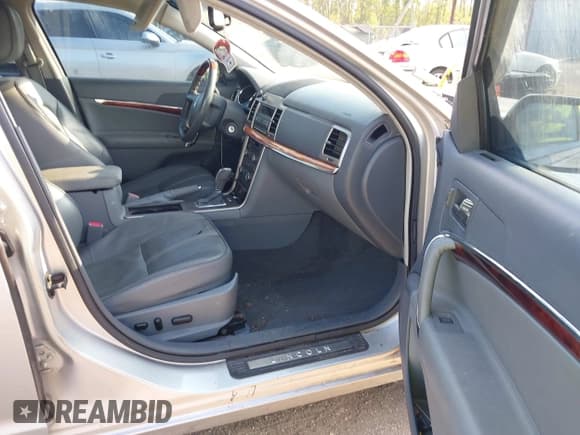 ✅ 2010 Lincoln MKZ • VIN: 3LNHL2GC4AR608669 • Lot: 42198042. Listed on IAAI with 122,715 mi. Free auction sales archive from the USA and detailed vehicle history report at DreamBid. Image 5.