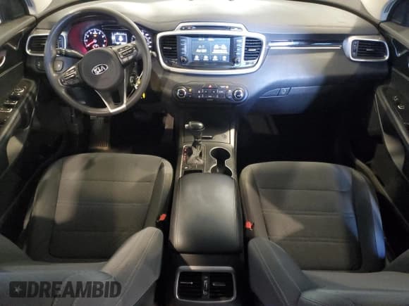 ✅ 2018 Kia Sorento L • VIN: 5XYPG4A33JG369103 • Лот: 82274895. Опубликован ранее на Copart с пробегом 124 784 миль. Бесплатный доступ к архиву аукционных продаж из США и подробный отчёт об истории автомобиля на DreamBid. Изображение 8.