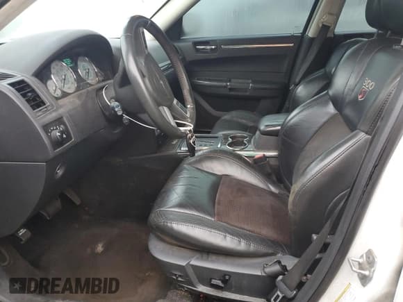 ✅ 2010 Chrysler 300 S • VIN: 2C3CA9CT5AH255944 • Lot: 73340114. Wystawiony na Copart z przebiegiem 244 520 mil. Bezpłatny archiwum sprzedaży aukcyjnych z USA i szczegółowy raport historii pojazdu na DreamBid. Zdjęcie 7.