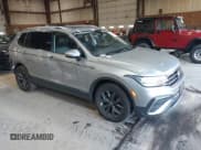 ✅ 2022 Volkswagen Tiguan SE • VIN: 3VV2B7AX9NM148970 • Lot: 42029704. Wystawiony na IAAI z przebiegiem 52 820 mil. Bezpłatny archiwum sprzedaży aukcyjnych z USA i szczegółowy raport historii pojazdu na DreamBid. Zdjęcie 1.