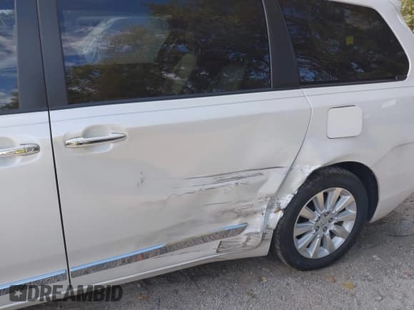 ✅ 2015 Toyota Sienna Limited • VIN: 5TDDK3DC2FS102097 • Lot: 43407226. Wystawiony na IAAI z przebiegiem 180 467 mil. Bezpłatny archiwum sprzedaży aukcyjnych z USA i szczegółowy raport historii pojazdu na DreamBid. Zdjęcie 6.