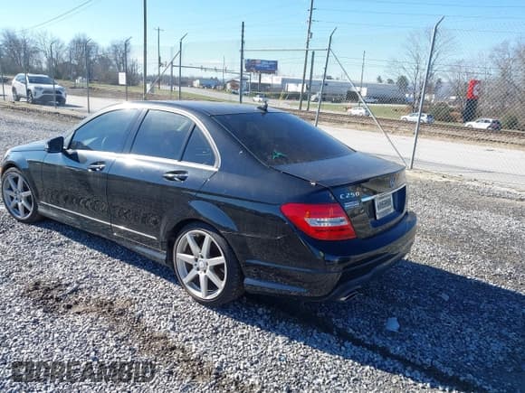 ✅ 2014 Mercedes-Benz C 250 Sport • VIN: WDDGF4HB5EA939260 • Lot: 43856292. Wystawiony na IAAI z przebiegiem 120 182 mil. Bezpłatny archiwum sprzedaży aukcyjnych z USA i szczegółowy raport historii pojazdu na DreamBid. Zdjęcie 3.